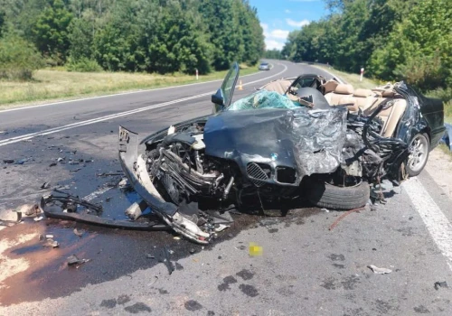 Tyle zostało z BMW po zderzeniu z ciężarówką. Kierowca zginął na miejscu