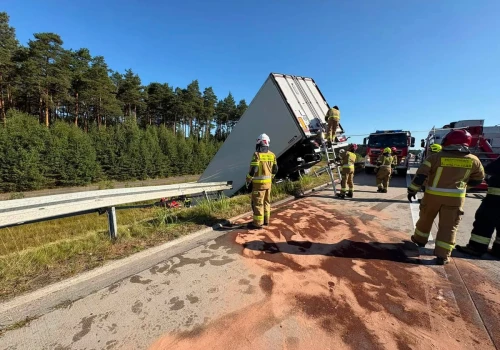 Śmiertelny wypadek na A4. Ciężarówka przebiła bariery, droga była zablokowana przez kilka godzin