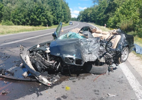 BMW kompletnie zniszczone. Śmiertelny wypadek we Frampolu
