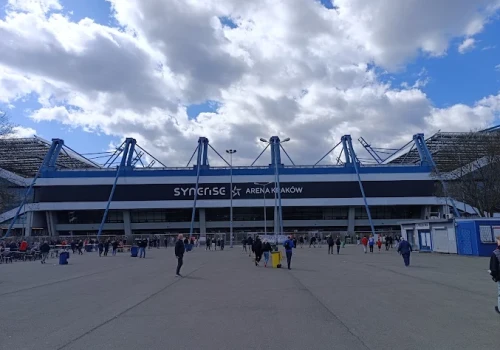 Nowe oświetlenie stadionów Wisły i Cracovii. Czy pylony przy Reymonta znikną?