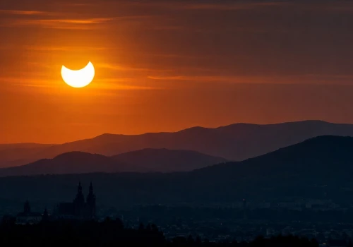 Kosmiczny spektakl nad Sądecczyzną! Najpierw zaćmienie Słońca, później noc „spadających gwiazd”