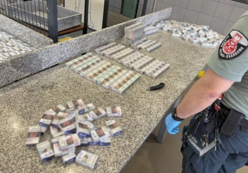 Przemyt papierosów w Medyce. Tysiące sztuk ukryto w siedzeniach busów