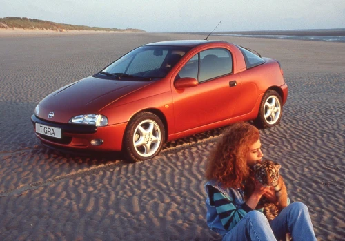 Opel Tigra to był powiew świeżości. Dziś takich aut już się nie produkuje