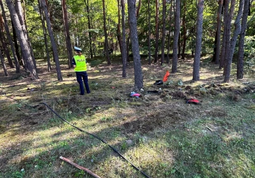 Tragiczne popołudnie. 32-letni motocyklista wypadł z drogi prosto w las