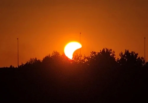 Zaćmienie Słońca i noc pełna spadających gwiazd. Wyjątkowy czas na obserwacje astronomiczne