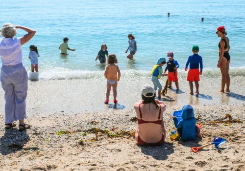 Na plażach widać to codziennie. Jeden nawyk rodziców może zamienić wakacje w koszmar