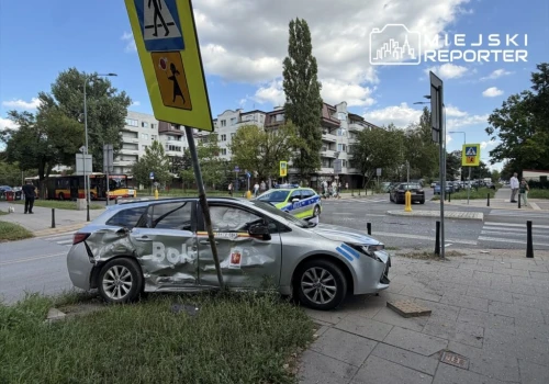 Dwie pasażerki w szpitalu po zderzeniu autobusu z Toyotą przewozu osób na aplikację