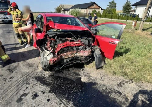 Groźny wypadek na lokalnej drodze. Jeden z kierowców doznał poważnych obrażeń ciała