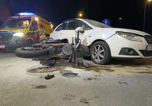 Skręcał na parking, nie zauważył motocyklisty. Kierowca jednośladu został ranny