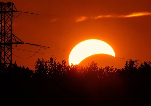 Niezwykły widok nad Koninem! Księżyc „ugryzł” Słońce. Tak wyglądało zaćmienie
