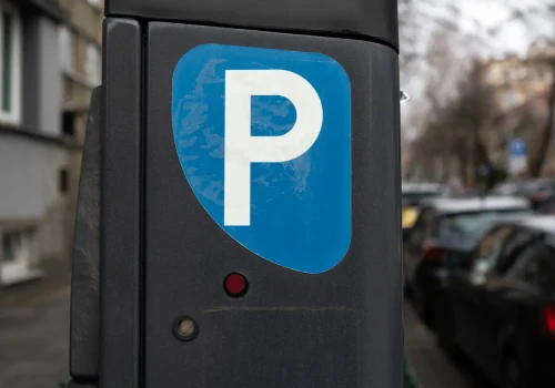 Płatne parkowanie po raz pierwszy wejdzie do tej dzielnicy Warszawy. Winni pasażerowie?