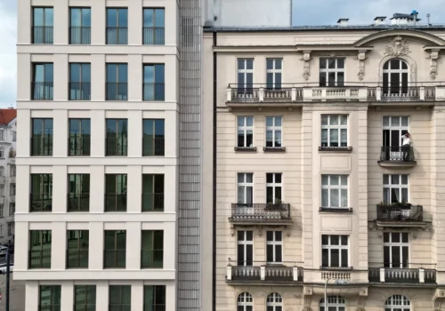 To miejsce w Warszawie było niedokończone przez lata. Nowy budynek idealnie wpisał się w historyczny plac