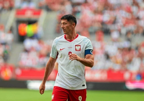 Media: Anglik chce grać dla Polski. Zastąpi Lewandowskiego?