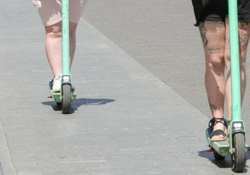 Hulajnoga groźniejsza od motocykla? Naukowcy nie mają wątpliwości