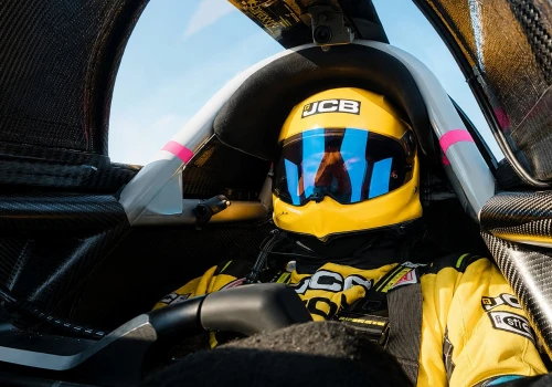 Najszybszy kierowca świata znów to zrobił. Wsiadł do tego auta i pojechał ponad 650 km/h
