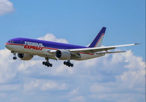 FedEx uhonorował założyciela. B777F w barwach retro wykonał pierwszy lot na lotnisko jego imienia