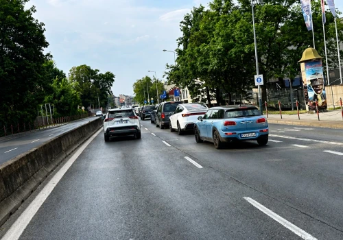 KRKnews dotarł do badań NO₂. Najpierw uchwalono SCT, potem wykonano nowe pomiary, a miasto podało wyższe wartości niż laboratorium