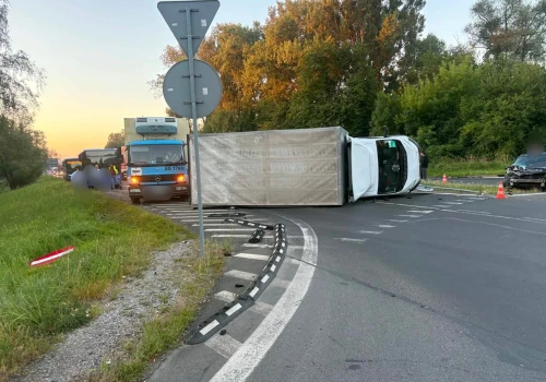 Poranny wypadek na Jasnogórskiej. Dostawczak wylądował na boku