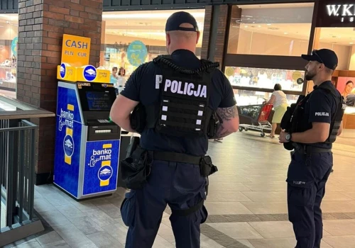 Pieniądze zostały w bankomacie. Uczciwy obywatel zawiadomił policję