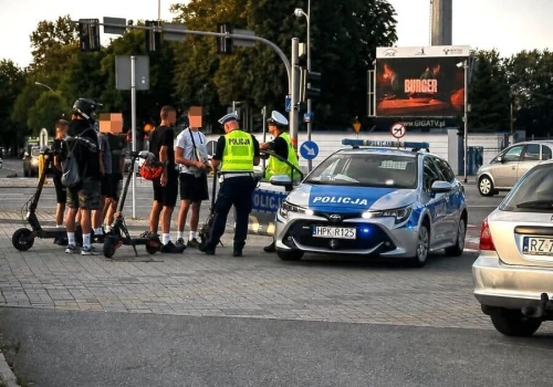Chcieli nielegalnie przejechać hulajnogami przez Rzeszów. Policja skontrolowała 23 osoby, 21 łamało przepisy