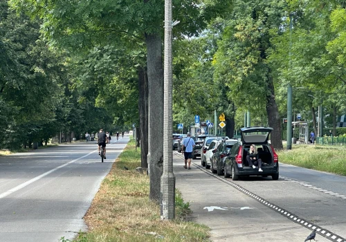 Kierowcy stracili miejsca parkingowe, piesi zyskali nową przestrzeń. Tak wygląda teraz parkowanie przy Błoniach (Galeria)