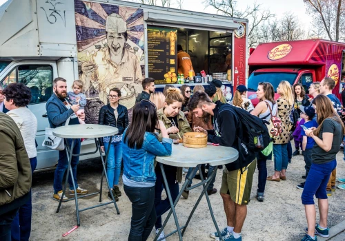 Polacy tną wydatki na gastronomię. Rynek znalazł jednak nowego zwycięzcę