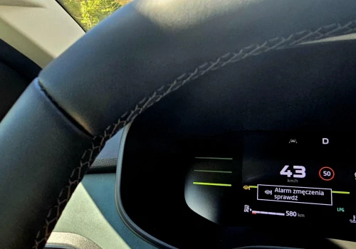 Wsiadłam, ruszyłam z miejsca a nowa Dacia Sandero Stepway od razu pokazuje mi „alarm zmęczenia”