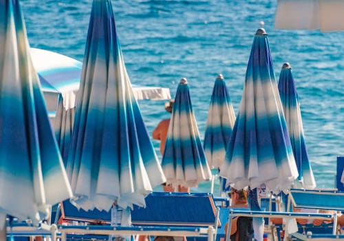 Przestawił parasol na włoskiej plaży. Nagle pojawili się koło niego karabinierzy