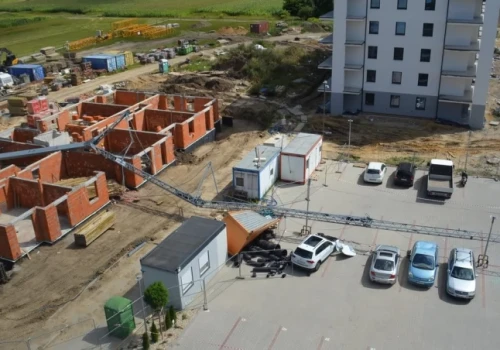 Ogromny żuraw budowlany przewrócił się na parking. Groźny wypadek w Kaliszu