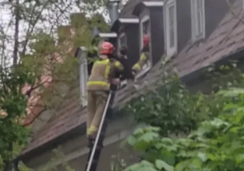 W Ciechanowie strażacy ewakuowali 20-latka przez okno. Rodzina twierdzi, że doznał on urazu