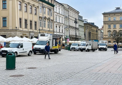 Setki naruszeń na Rynku Głównym. Miasto zwiększa kontrole dostaw, ale nie wie, jak samochody wpływają na zabytkową nawierzchnię