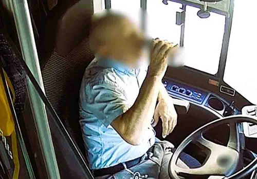 Kierowca miejskiego autobusu pił piwo wożąc pasażerów. Kompletnie się upił