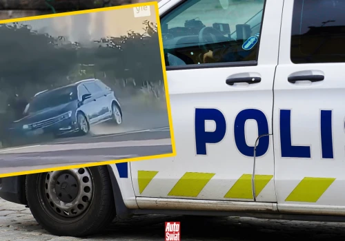 Nieoznakowany radiowóz spycha nastolatka na motorowerze do rowu. Burza w Finlandii