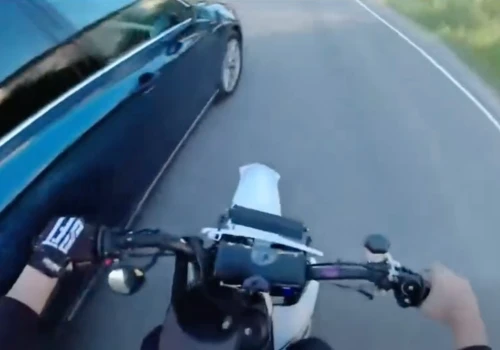 Radiowóz zepchnął nastolatka na motocyklu do rowu i na płot. Konieczność czy gruba przesada?