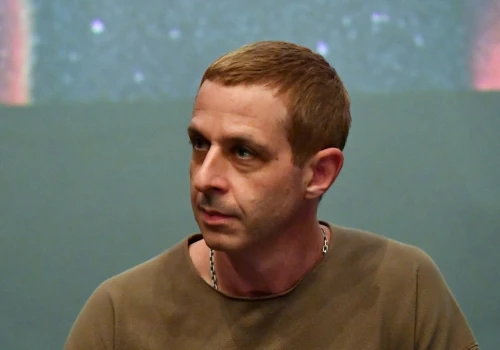 Jeremy Strong o roli Marka Zuckerberga. 
