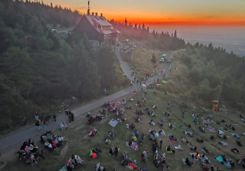 Perseidy – tłumy obserwatorów spadających gwiazd