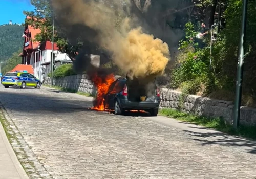 Pożar samochodu pod dworcem kolejowym w Szklarskiej Porębie
