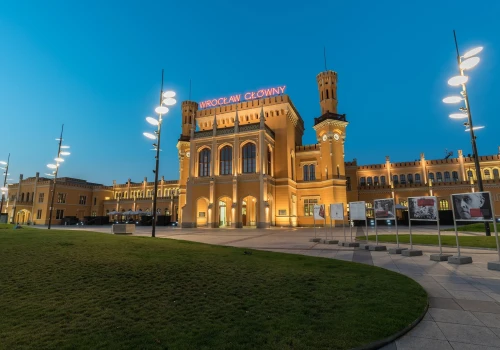 Teatr na Dworcu Głównym. Znani aktorzy wystąpią w zabytkowej Sali Sesyjnej