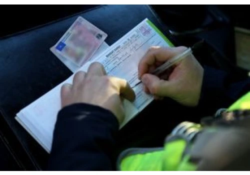 Hulajnogą wjechał w samochód. Policja ukarała… kierowcę auta