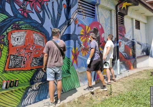 Nowy mural powstaje w Trzyńcu. Mieszkańcy też mogą chwycić za spray