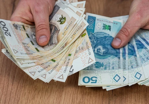 Masz 2687,67 zł emerytury lub renty? Przysługuje Ci dożywotnie 500+, znamy warunki programu. Wystarczy 1 wniosek
