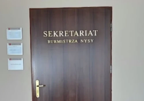 24 tys. zł za drzwi w urzędzie. Na WOPR zabrakło 15 tys. zł