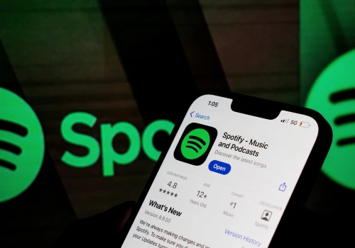 Spotify wprowadza rewolucyjne zmiany. Sztuczni artyści znikną z polecanych playlist