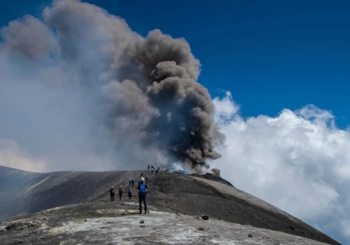 Jedni uciekają, drudzy się zjeżdżają. Etna paraliżuje Sycylię i przyciąga tłumy