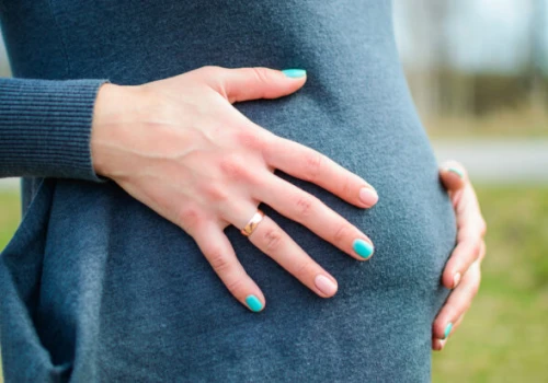 „Kupili” ciążę, a potem zażądali aborcji. Surogatka uciekła do Teksasu i urodziła