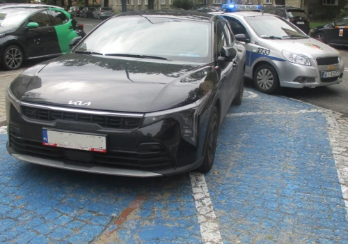 Mandaty to tylko początek kłopotów. Podrobiona karta i KIA zaparkowana na miejscu dla niepełnosprawnych