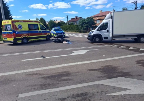 Zderzenie osobówki z motocyklem w Rzeszowie. Pasażerka w szpitalu. Seria wypadków