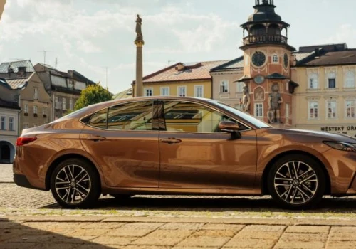 Lexus ES 300h Prestige czy Toyota Camry Executive? Ten sam fundament, dwie różne filozofie jazdy