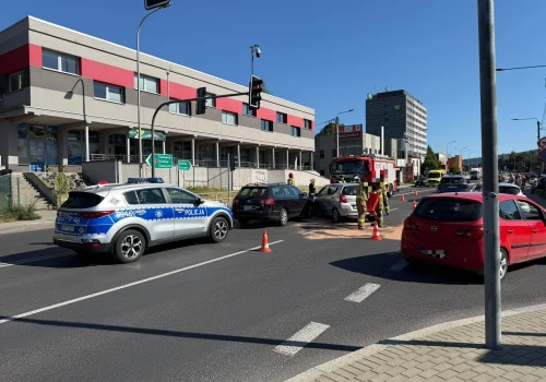 Groźnie wyglądająca kraksa na skrzyżowaniu Żywieckiej i Poniatowskiego