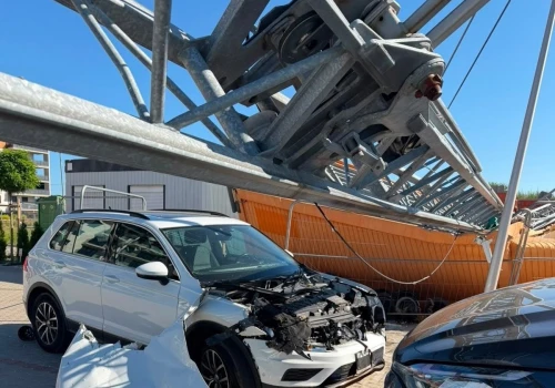 KALISZ: 20-metrowy żuraw runął na parking. Uszkodził samochody i fragment budynku